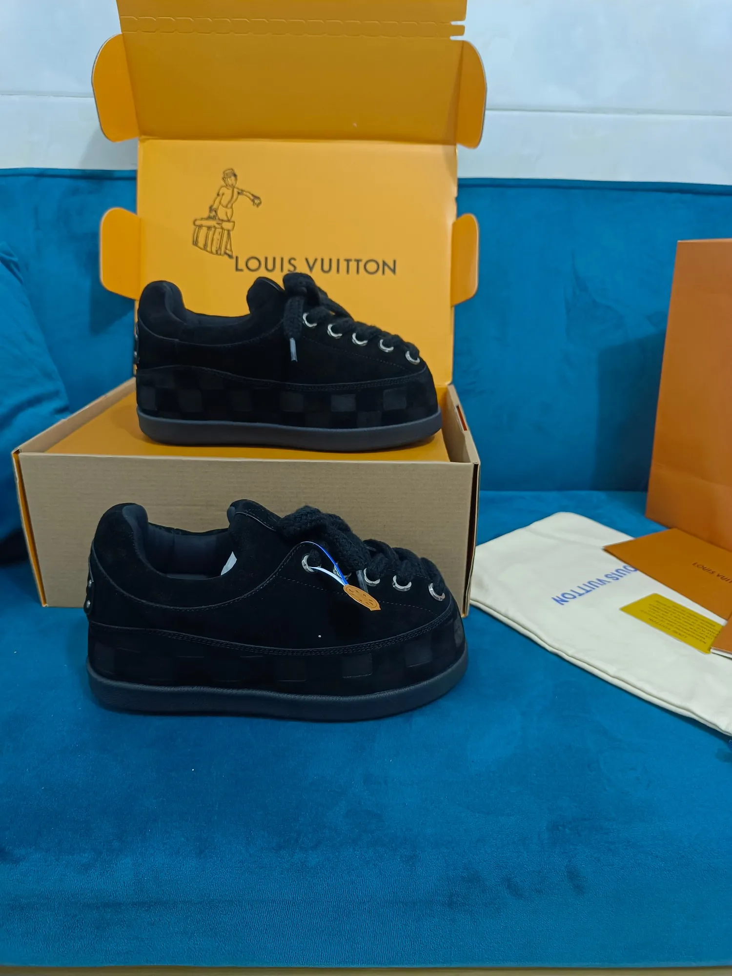 👟👟Ex-factory price 640👟👟 LV YETI slip-on shoes, based on suede cow leather, partially embossed with Nigo's reinterpretation of LV Damier pattern, cleverly echoing the Chinese tradition of taking off shoes when entering the house, and the "small feet" aesthetic is integrated into Chinese street genes. The palm-printed rubber outsole hides the LV letters and Monogram flowers. The exquisite craftsmanship made in Italy shows the brand's heritage in a comfortable slip-on style. The reservation mode adds a unique style, it is traditional and trendy, and it is suitable for couples aged 35-45.